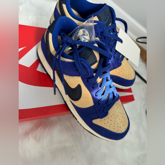 Nike Dunk Low LX - Deep Royal Blue/Sesame/Sesame/Midnight
Navy/Dark Obsidian - Picture 2 of 5